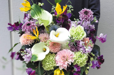 “花をもっと身近に。”生花とドライフラワーの定期便。日常に花のある幸せを届けたい