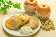 グルテンフリーの米粉パンケーキが自宅で作れる!千葉県産の梨と落花生のソースを添えて